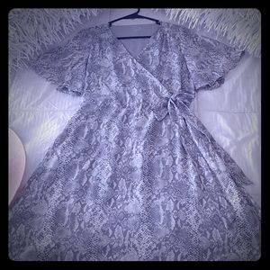 Cute Snake Skin Dress Grey and White